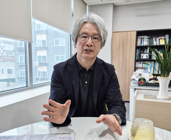 이충로 인천가정위탁지원센터장이 9일 센터에서 복지투데이와 인터뷰를 하고 있다. [사진=복지투데이]